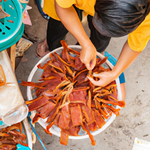 Người mua đang chọn và mua lượng khô tại chợ địa phương Đà Nẵng
